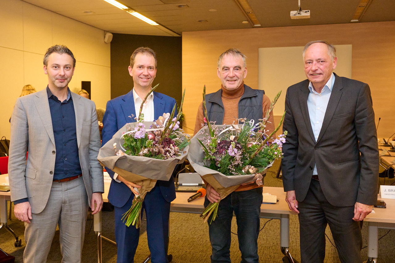 Eddy van Hijum (2e van links), naast scheidend ORS-voorzitter Pieter van Geel (2e van rechts) 